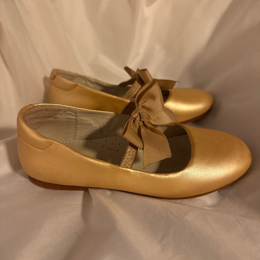 L’AMOUR Pauline Bow Flat Elegant Gold little girl shoes with Bow!  Worn once!